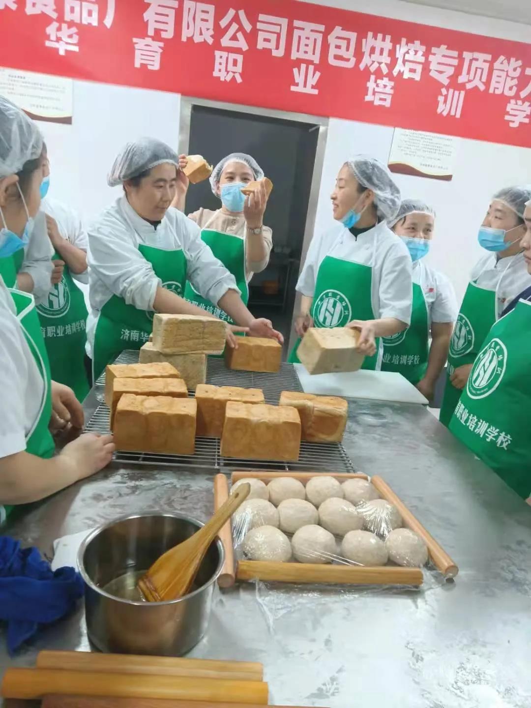 匠心制作面包出爐