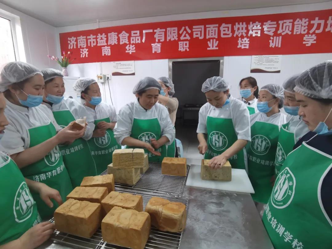 匠心制作面包出爐