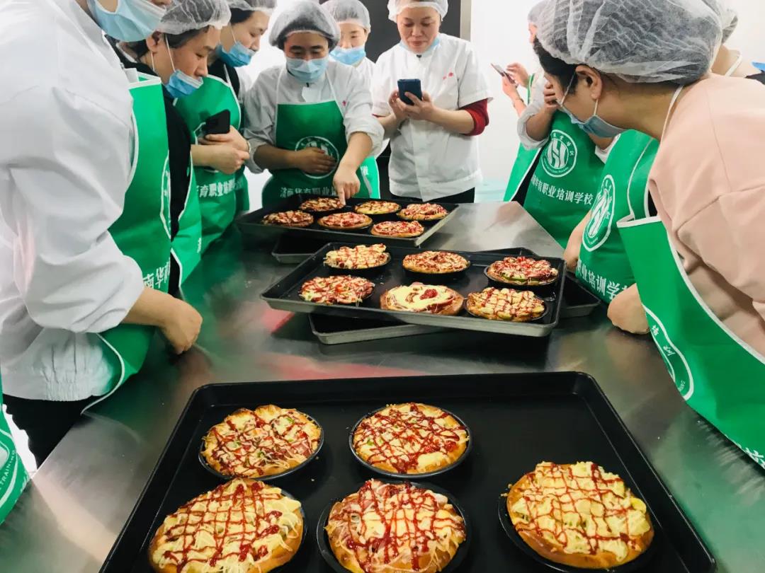 匠心制作面包出爐