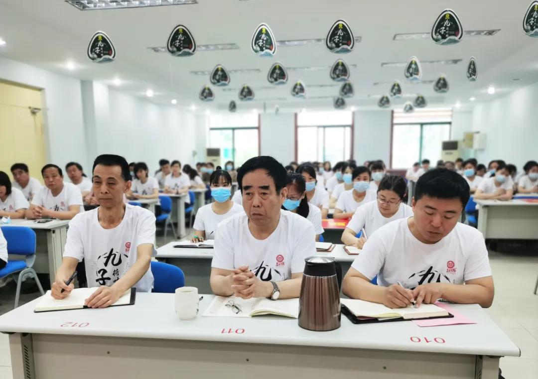 益康總公司董事長(zhǎng)王忠本（中）出席本次誓師大會(huì)