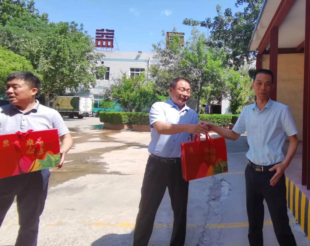 瑞陽端午，禮贊官兵。