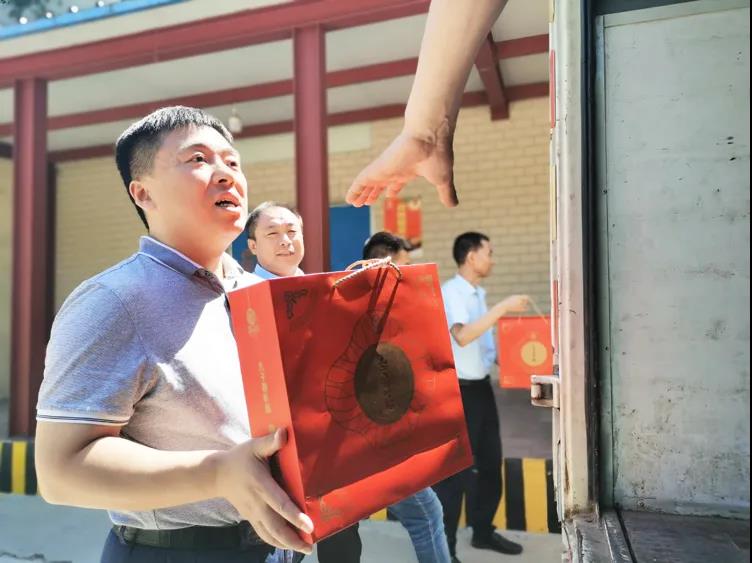 瑞陽端午，禮贊官兵。