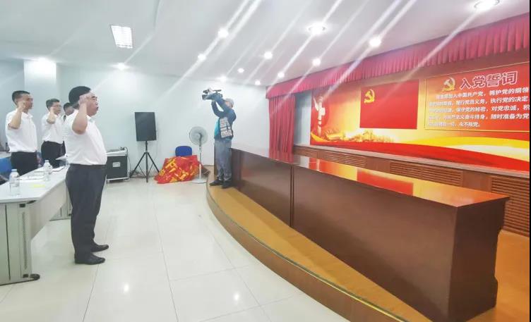 益康黨委書記王忠本同志帶領(lǐng)全體黨員重溫入黨誓詞