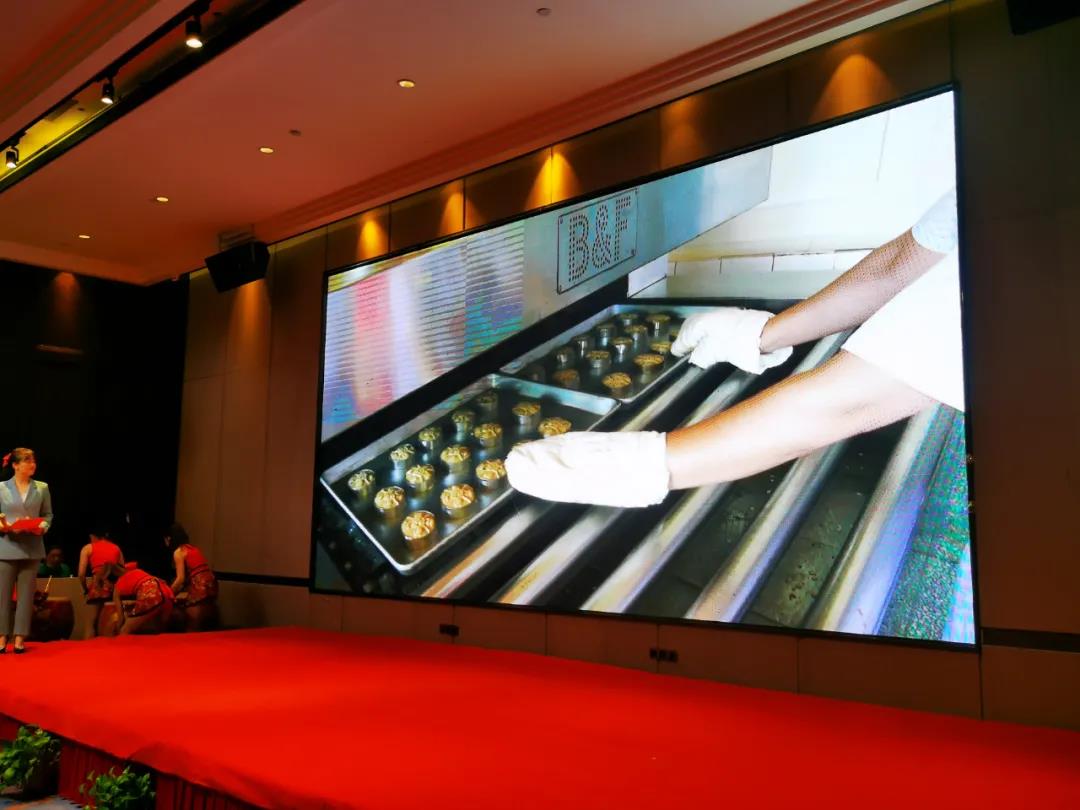 大家共同見證2021年度益康月餅開爐