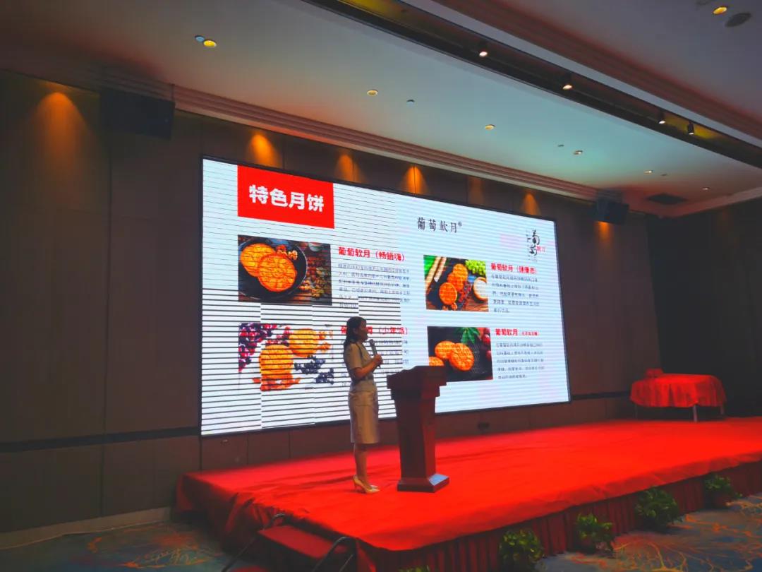 益康食品廠副廠長黃輝進行2021年益利思新品月餅推介