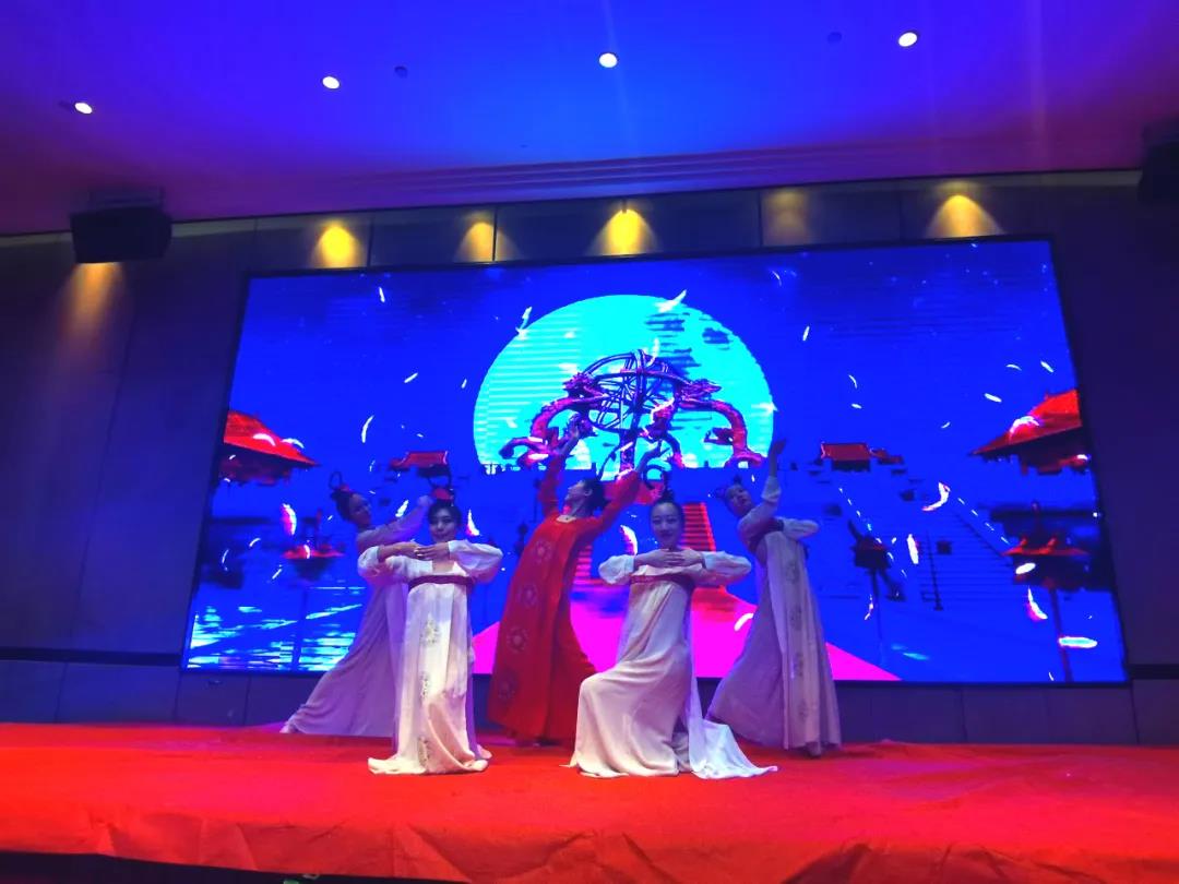 舞蹈《追月麗人行》