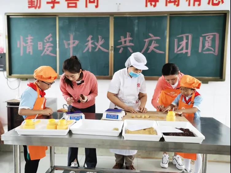 鏡頭下記錄孩子們仔細聆聽，認真制作的模樣