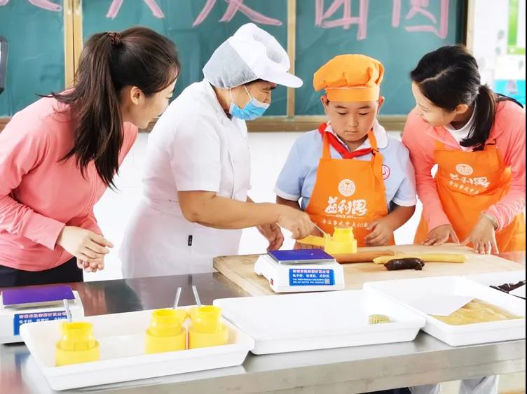 鏡頭下記錄孩子們仔細聆聽，認真制作的模樣