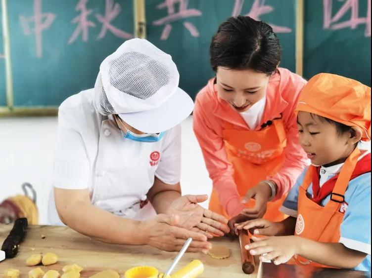   鏡頭下記錄孩子們仔細聆聽，認真制作的模樣