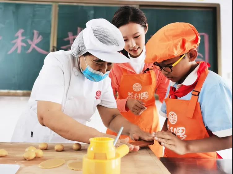 鏡頭下記錄孩子們仔細聆聽，認真制作的模樣