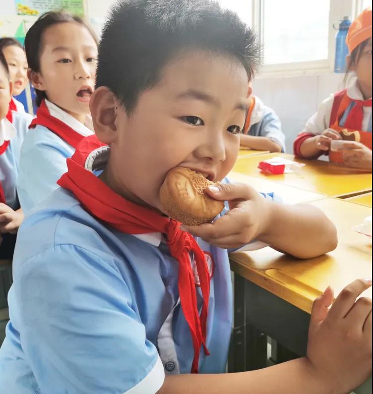 品嘗著&ldquo;葡萄軟月&rdquo;月餅，等待自己制作的月餅烘烤出爐