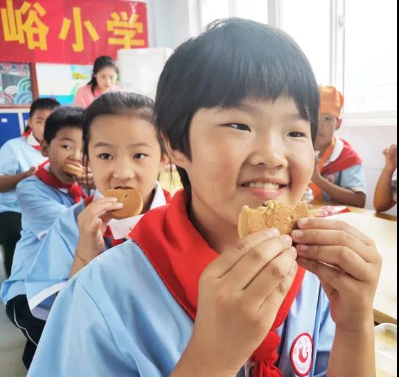 品嘗著&ldquo;葡萄軟月&rdquo;月餅，等待自己制作的月餅烘烤出爐