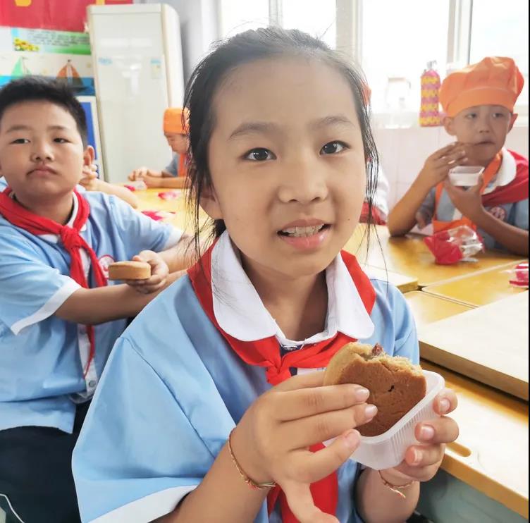 品嘗著&ldquo;葡萄軟月&rdquo;月餅，等待自己制作的月餅烘烤出爐