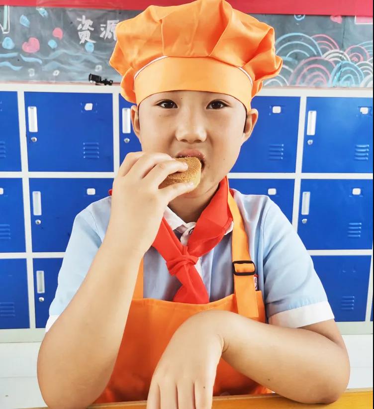 品嘗著&ldquo;葡萄軟月&rdquo;月餅，等待自己制作的月餅烘烤出爐