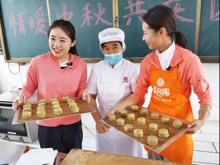 孩子們親手制作的月餅出爐啦~