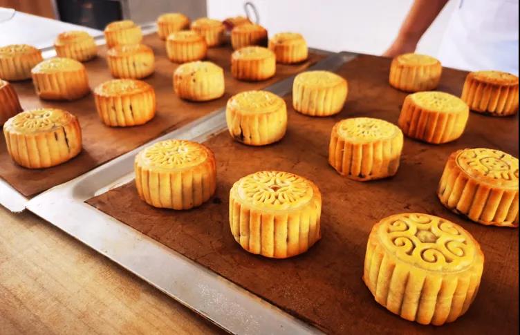 孩子們親手制作的月餅出爐啦~