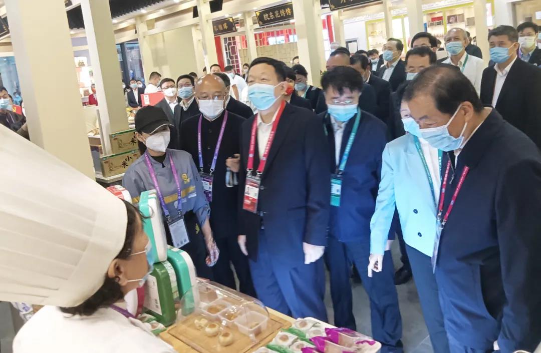 省市領(lǐng)導(dǎo)蒞臨展位參觀指導(dǎo)