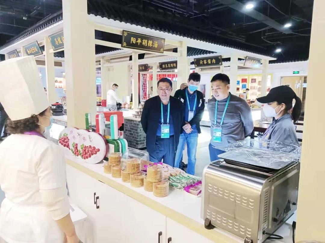 省市領(lǐng)導(dǎo)蒞臨展位參觀指導(dǎo)