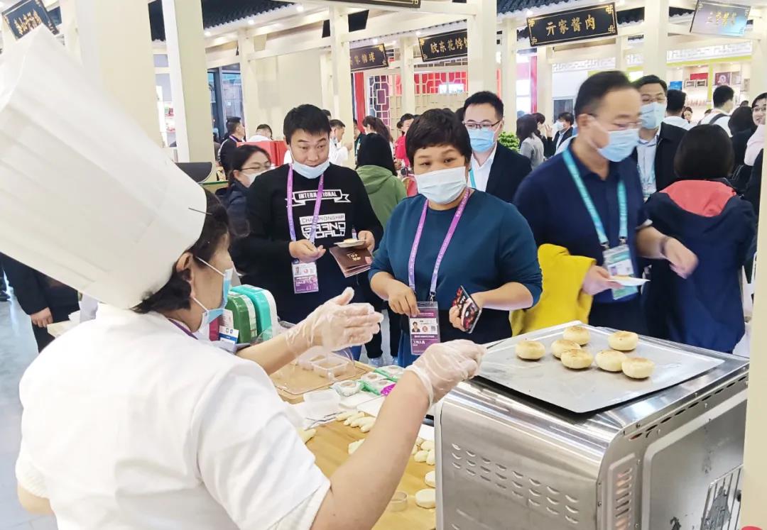 參展觀眾品嘗現(xiàn)場(chǎng)制作的糕點(diǎn)