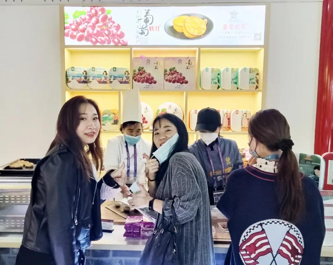 參展觀眾品嘗現(xiàn)場(chǎng)制作的糕點(diǎn)