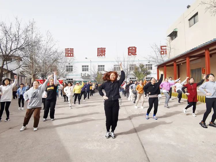 跟著音樂一起運動起來~ 跟著音樂一起運動起來~