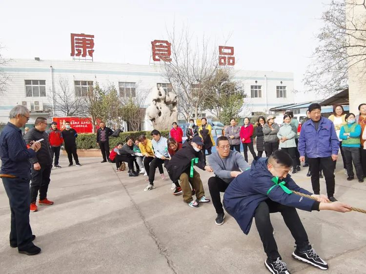 激烈拔河 激烈拔河