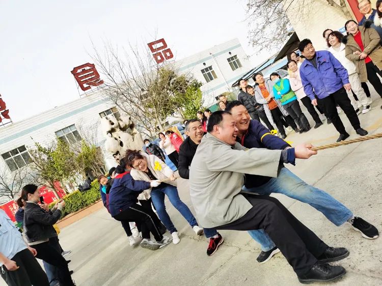 激烈拔河 激烈拔河