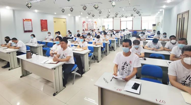 佩戴口罩，間隔就坐