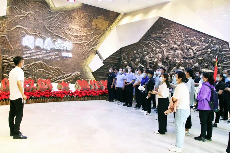   參觀闖關(guān)東文化展覽館  