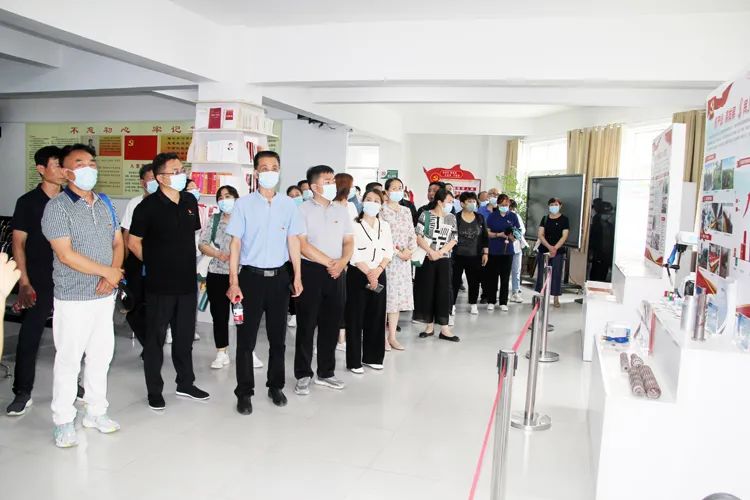   參觀闖關(guān)東文化展覽館  