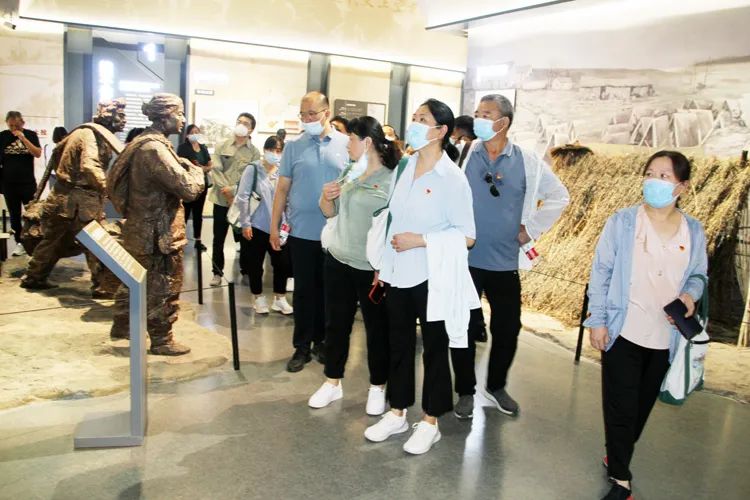   參觀闖關(guān)東文化展覽館  