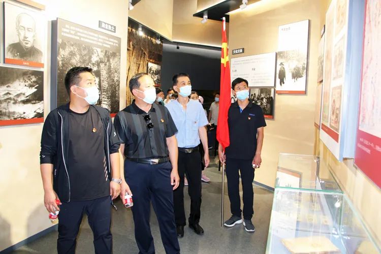   參觀闖關(guān)東文化展覽館  