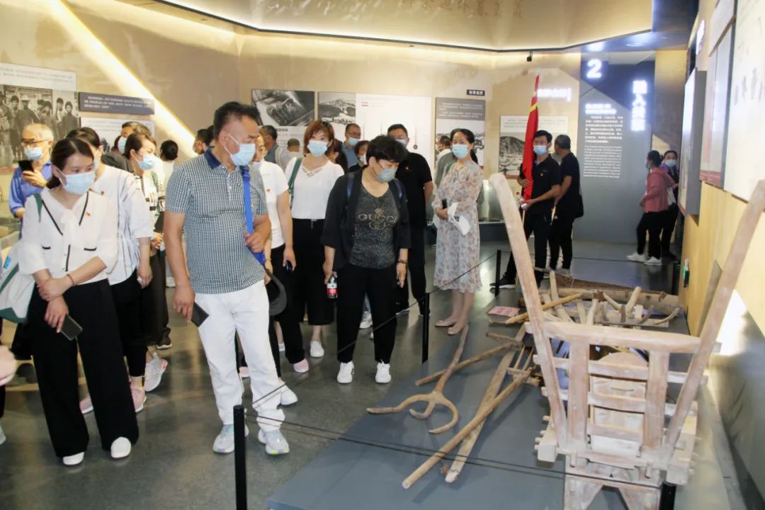   參觀闖關(guān)東文化展覽館  