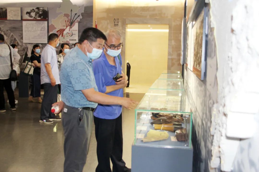   參觀闖關(guān)東文化展覽館  