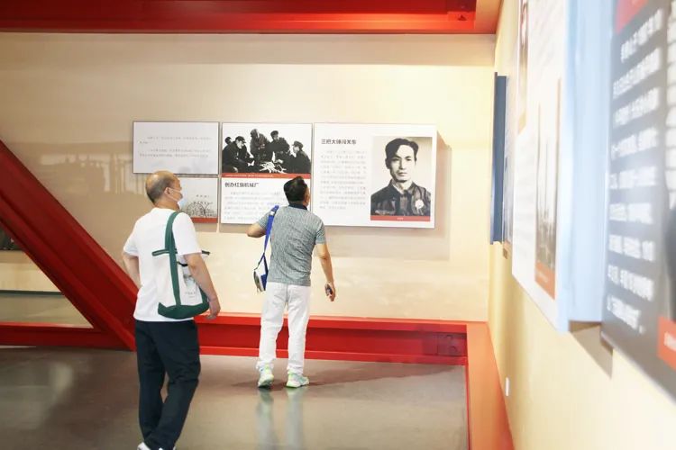   參觀闖關(guān)東文化展覽館  