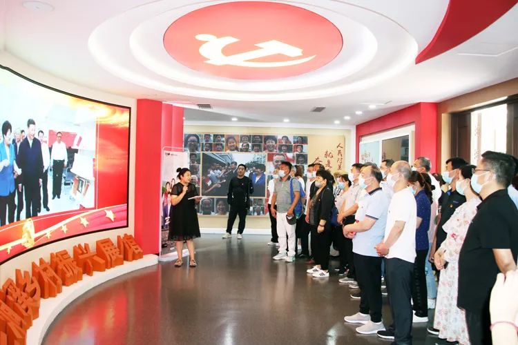  參觀三澗溪鄉(xiāng)村振興展館