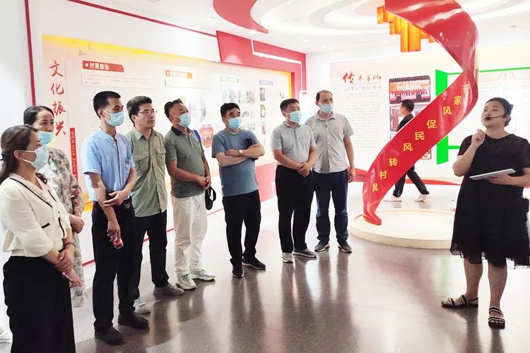  參觀三澗溪鄉(xiāng)村振興展館