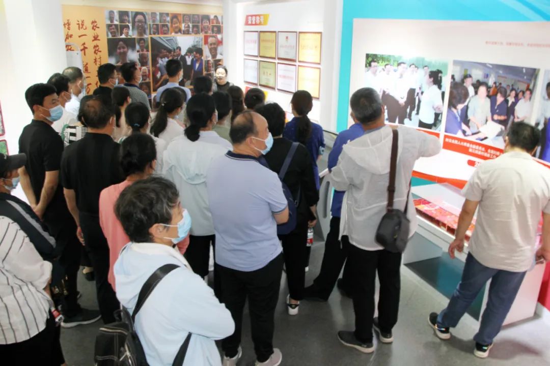  參觀三澗溪鄉(xiāng)村振興展館