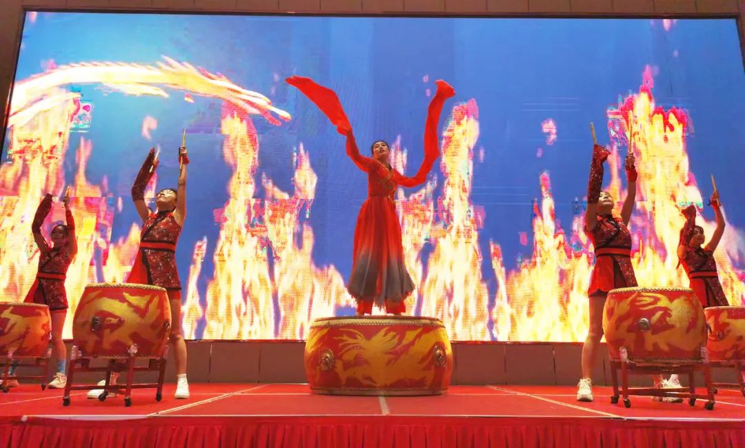 大氣磅礴的中國《龍舞》點燃現(xiàn)場火熱氣氛