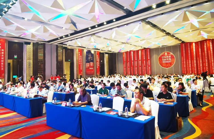  領(lǐng)導(dǎo)及嘉賓齊聚一堂，共同見證2022月餅開爐