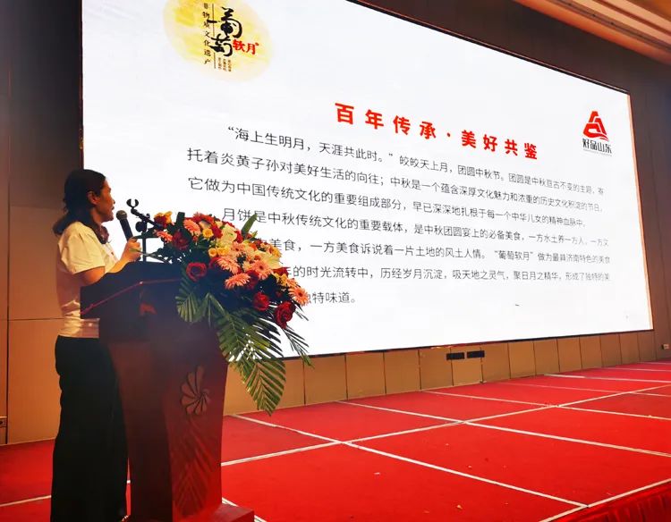 益康食品廠副廠長黃輝進行2022年益利思新品月餅推介