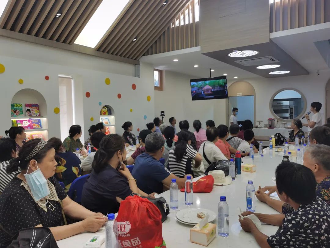 集體觀看益康發(fā)展宣傳片