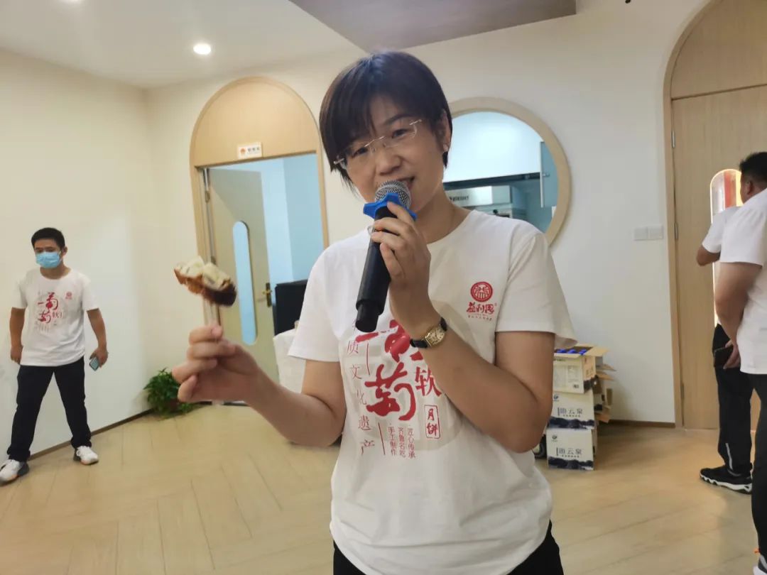 益康非遺體驗基地負(fù)責(zé)人高婷介紹新品面包