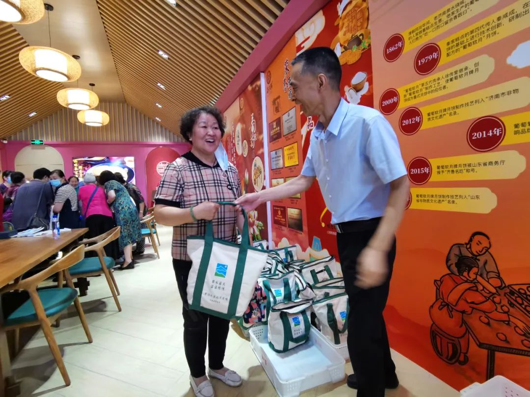 益康黨委副書記孫延才現(xiàn)場分發(fā)福利大禮包