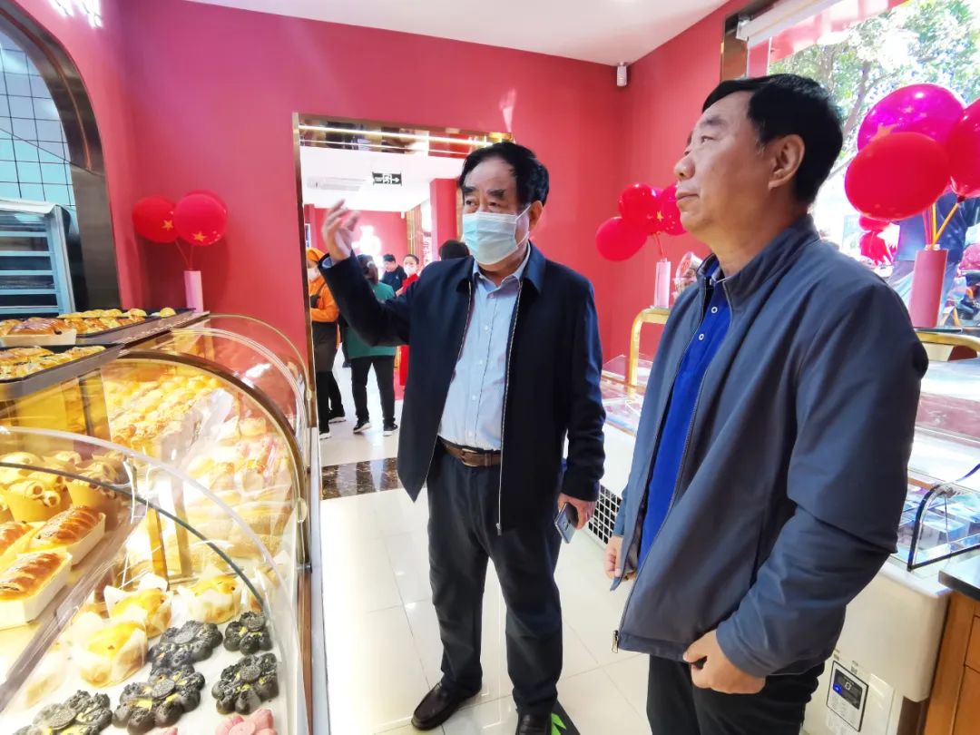 益康公司黨委書記、董事長王忠本陪同參觀