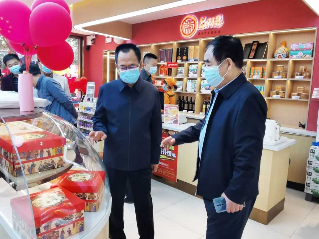 益康公司黨委書記、董事長王忠本陪同參觀