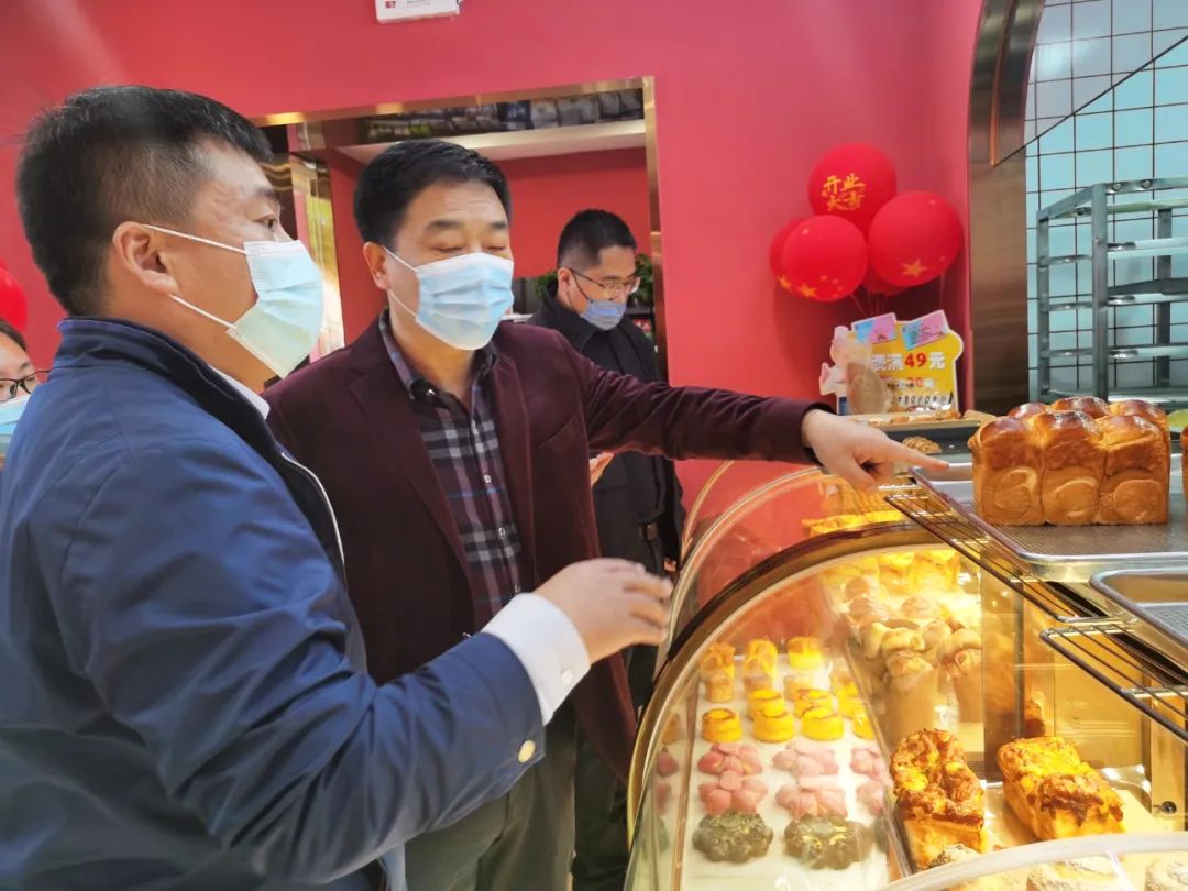 益康公司總經(jīng)理何海波介紹現(xiàn)烤面包