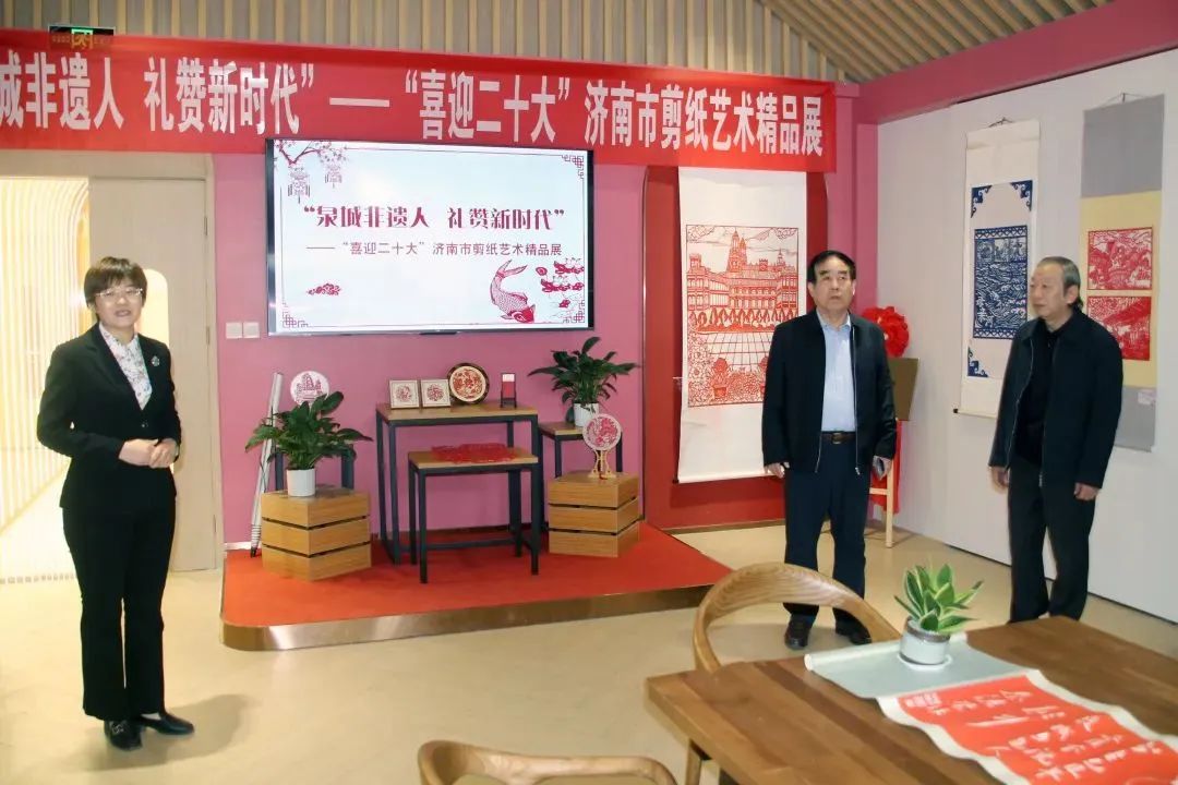濟(jì)南益康公司黨委書記、董事長(zhǎng)，濟(jì)南市非物質(zhì)文化遺產(chǎn)保護(hù)協(xié)會(huì)會(huì)長(zhǎng)王忠本（中）出席此次展覽