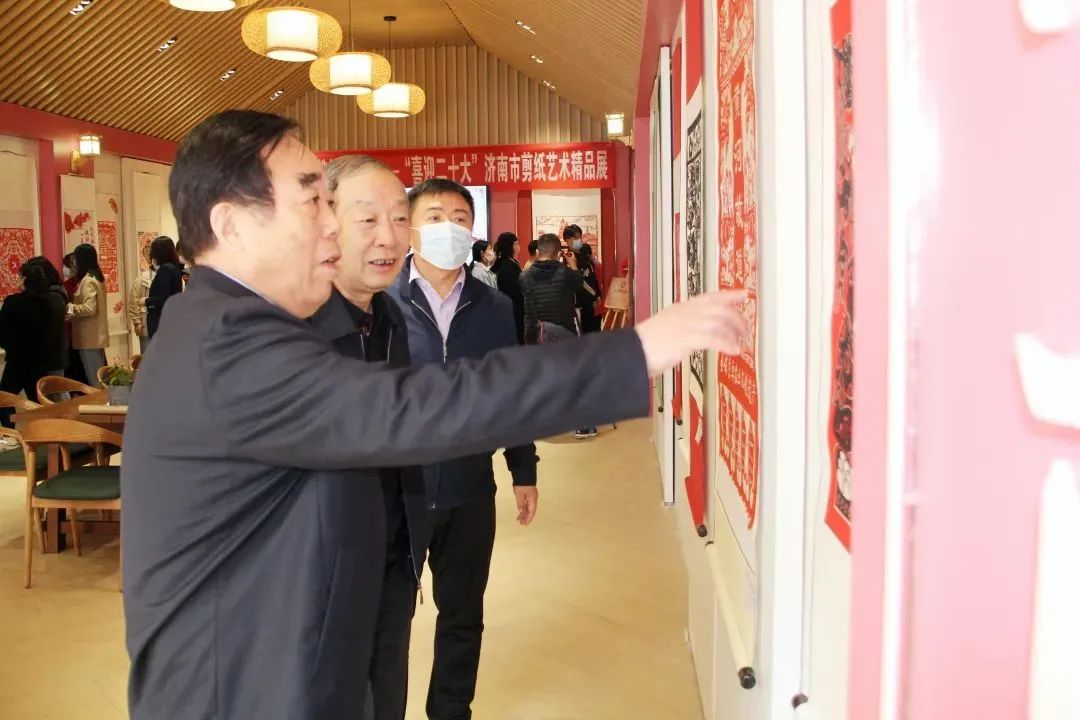 濟(jì)南益康公司黨委書記、董事長(zhǎng)，濟(jì)南市非物質(zhì)文化遺產(chǎn)保護(hù)協(xié)會(huì)會(huì)長(zhǎng)王忠本（中）出席此次展覽