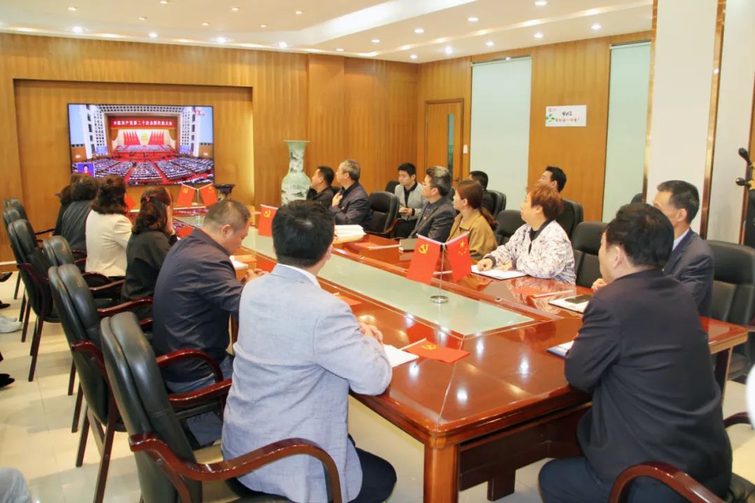 濟南益康總公司黨委書記、董事長王忠本帶領(lǐng)大家認(rèn)真聽取報告